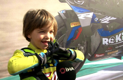 Pistin tozunu attıran minik Zayn, babasının izinden gidiyor