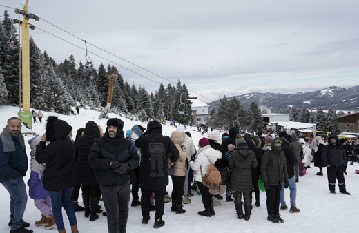 Uludağ'da geç gelen kar yüzleri güldürdü