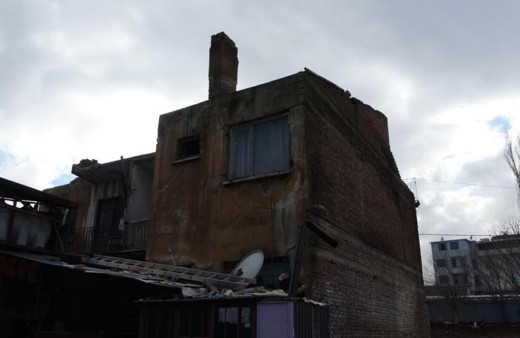 Malatya'da hasarlı bina korkutuyor