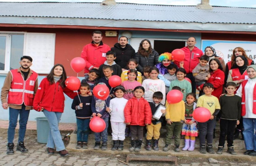 Kızılay'dan Eleşkirt'teki öğrencilere sürpriz ziyaret