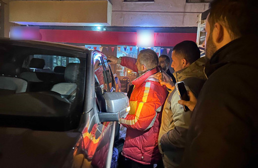 Araçta kilitli kalan çocuk çilingir yardımıyla kurtarıldı