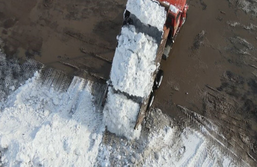 Kar yığınları kamyonlarla şehir dışına taşınıyor