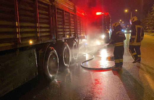 Fren balataları ısınan tır yanmaktan son anda kurtarıldı