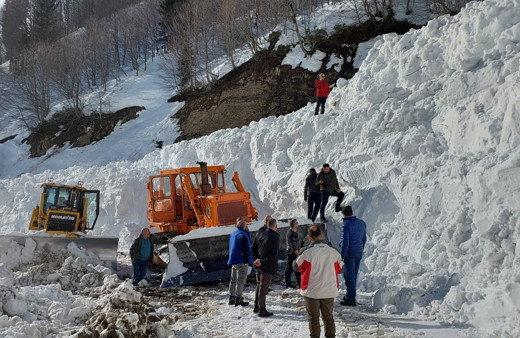 Artvin’de çığ altında kalan iş makinesi 10 gün sonra çıkartıldı