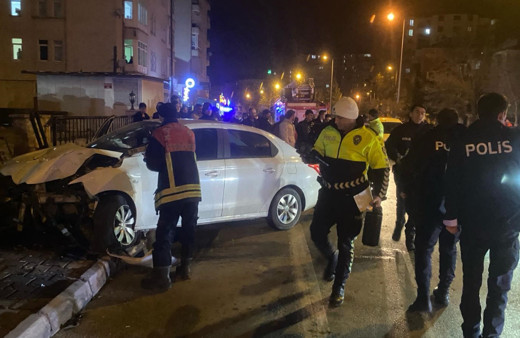 Kayseri’de otomobil direğe çarptı: Anne ve kızı yaralandı