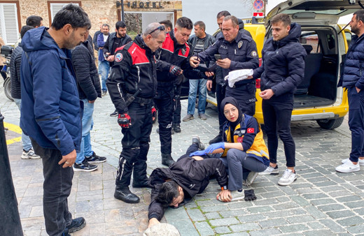 Ticari taksi ve motosiklet sürücüsü arasında yol verme kavgası