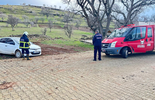 Midyat'ta çamura saplanan aracı itfaiye kurtardı