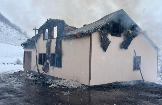 Gümüşhane’de çıkan yangında 2 katlı köy konağı ve muhtarlık küle döndü