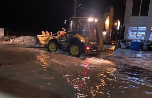 Hatay'da caddeler göle döndü, seralar su altında kaldı!