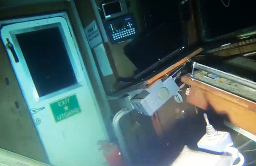 Marmara'da batan geminin içindeki aramalar görüntülendi kaptan köşkü ve odalar