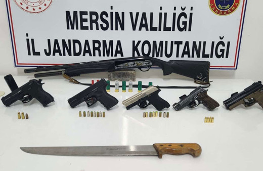 Mersin'de silah ticareti yaptıkları iddiasıyla 2 zanlı yakalandı