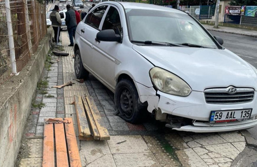 Yoldan çıkan otomobil bankta oturan vatandaşa çarptı