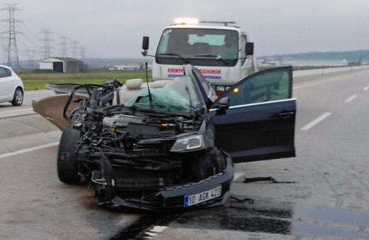 Otomobil kamyonete arkadan çarptı: 1 kişi öldü, 1 kişi yaralandı!