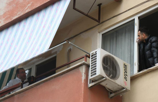 Evinin balkonunda silahla vurulmuş halde bulundu