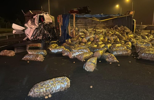 Patates yüklü kamyon devrildi: Bolu Dağı geçişi trafiğe kapandı