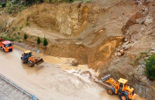 Afganistan'da toprak kayması: En az 27 kişi hayatını kaybetti