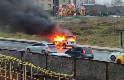 İstanbul'da seyir halindeki ticari araç alev topuna döndü