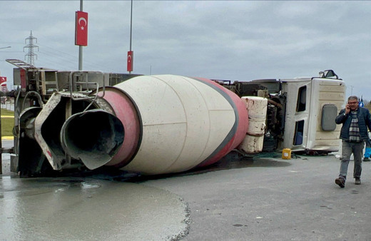 Beton mikseri devrildi, sürücüsü yaralandı!