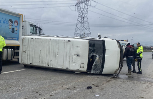 Sakarya'da minibüs devrildi: Aynı aileden 4 kişi yaralandı!