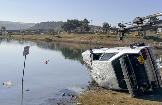 Gölete düşen otomobildeki genç öldü!