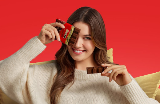 Afra Saraçoğlu Ülker Çikolata’nın yeni reklam yüzü oldu