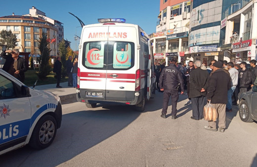 Seyir halindeki motosiklet yayaya çarptı