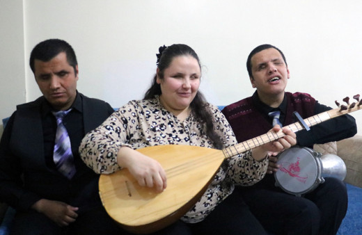 Gözleri görmeyen 3 kardeşin neşesi insanlara umut oluyor