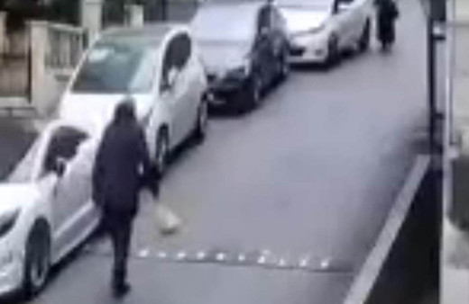 Bir anda gaza fazla basan sürücü yaşlı kadını ezdi! Korkunç anlar kamerada