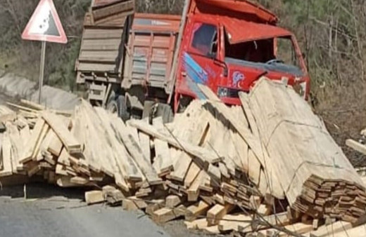 Kereste yüklü kamyonun freni patladı, sürücü yaralandı