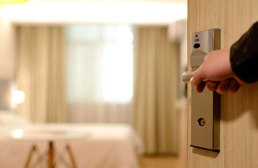 İki erkeğe oda vermeyen otele üst sınırdan para cezası