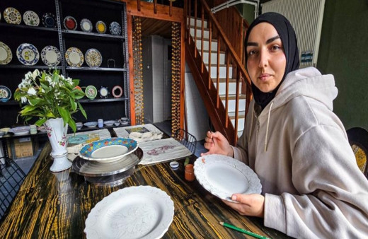 Tokat’ta ilçenin tek kadın esnafı, çini sanatının incisi oldu