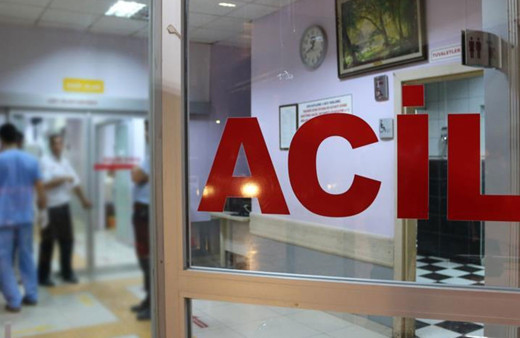 Kavga eden çocuklarını ayırmaya çalışan baba kanlar içinde kaldı