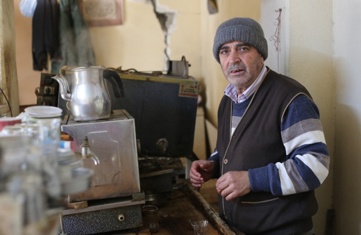 Depremde hayatını kaybeden esnafın hatırasını not listesinde yaşatıyor