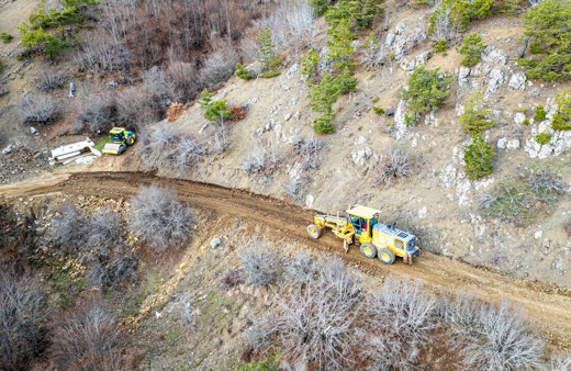 Heyelan nedeniyle ikiye ayrılan köyün ulaşımı için çalışmalar sürüyor