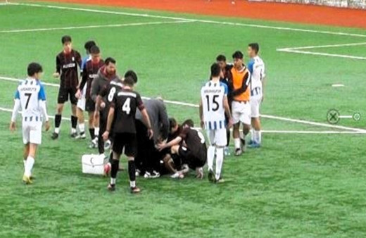 Rakibiyle çarpışan genç futbolcu bilincini kaybetti
