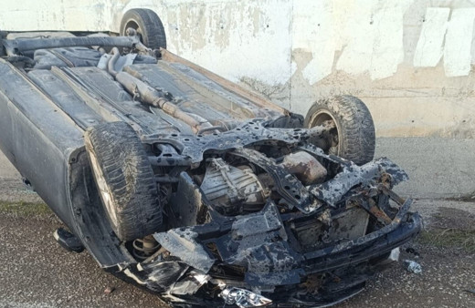 Direksiyon hakimiyetini kaybetti, takla atarak istinat duvarına çarptı