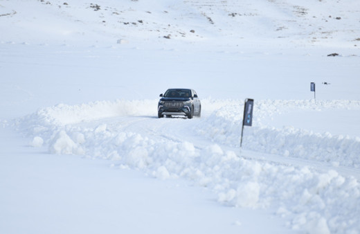 Kayseri Büyükşehir Belediye Başkanı Büyükkılıç, Togg ile Erciyes’te pistlerin tozunu attırdı