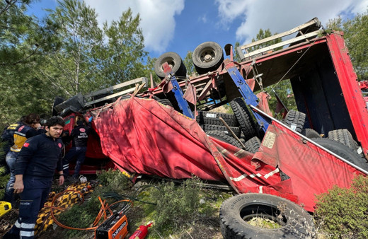 Seydikemer’de kamyonda sıkışan sürücüyü itfaiye kurtardı