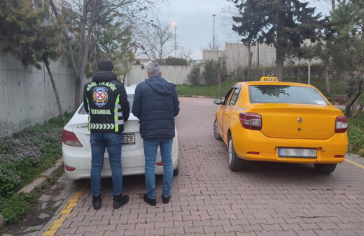 Yayalara ayrılan kaldırımı yol yapan taksi sürücüsü görenleri şaşırttı