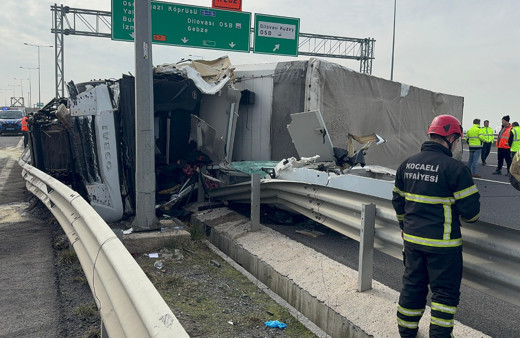 Kazada ağır yaralanan tır sürücüsü hayatını kaybetti