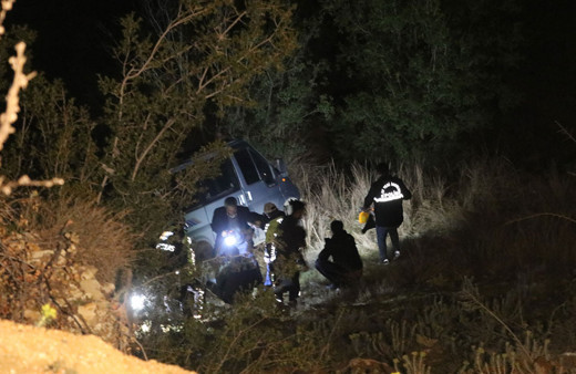 Şarampole devrilen minibüsteki kadın öldü, oğlu yaralandı!