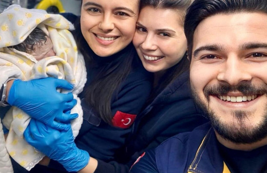 Sabırsız bebek dünyaya gözlerini ambulansta açtı