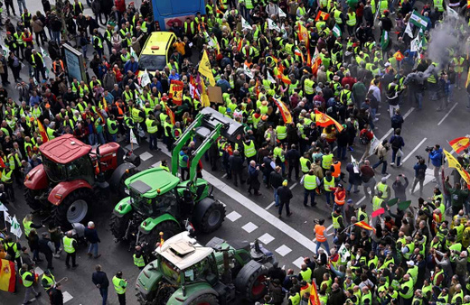 İspanyol çiftçiler, Madrid'de traktörleriyle yolları kapattı