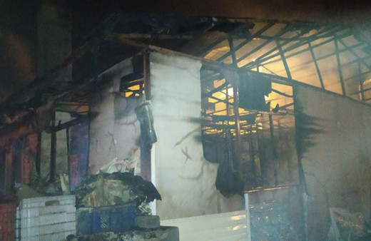 Elektrik kontağında çıkan yangında 3 ev kullanılamaz hale geldi!