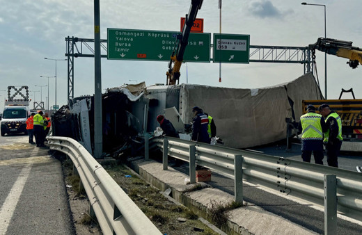 Kocaeli'de devrilen tırın sürücüsü ağır yaralandı!