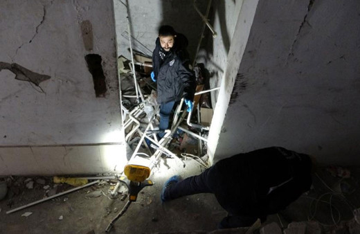 Hasarlı binada asansör boşluğuna düştü, ağır yaralandı!