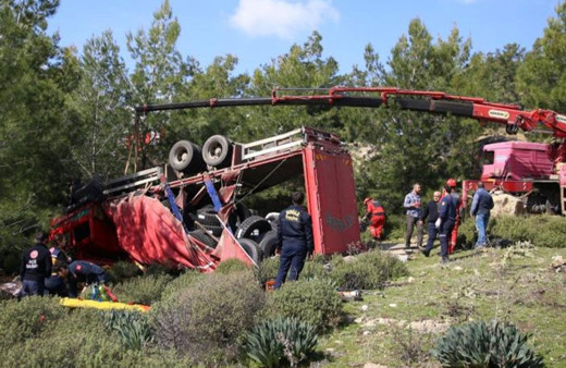 Muğla'da kamyonda sıkışan sürücüyü itfaiye kurtardı!