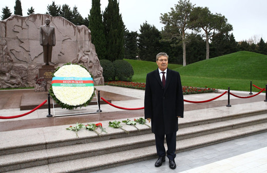 KKTC Başbakanı Ünal Üstel, Azerbaycan'da şehitlikleri ziyaret etti