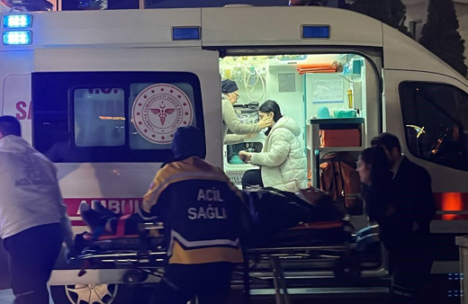 Kocaeli'de bir araç trafik ışıklarında bekleyen otobüse ve otomobile çarptı