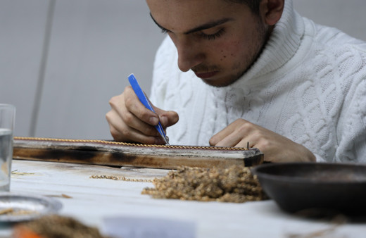 Okulu bırakan çocuklar altın işleyerek sanatı öğreniyor